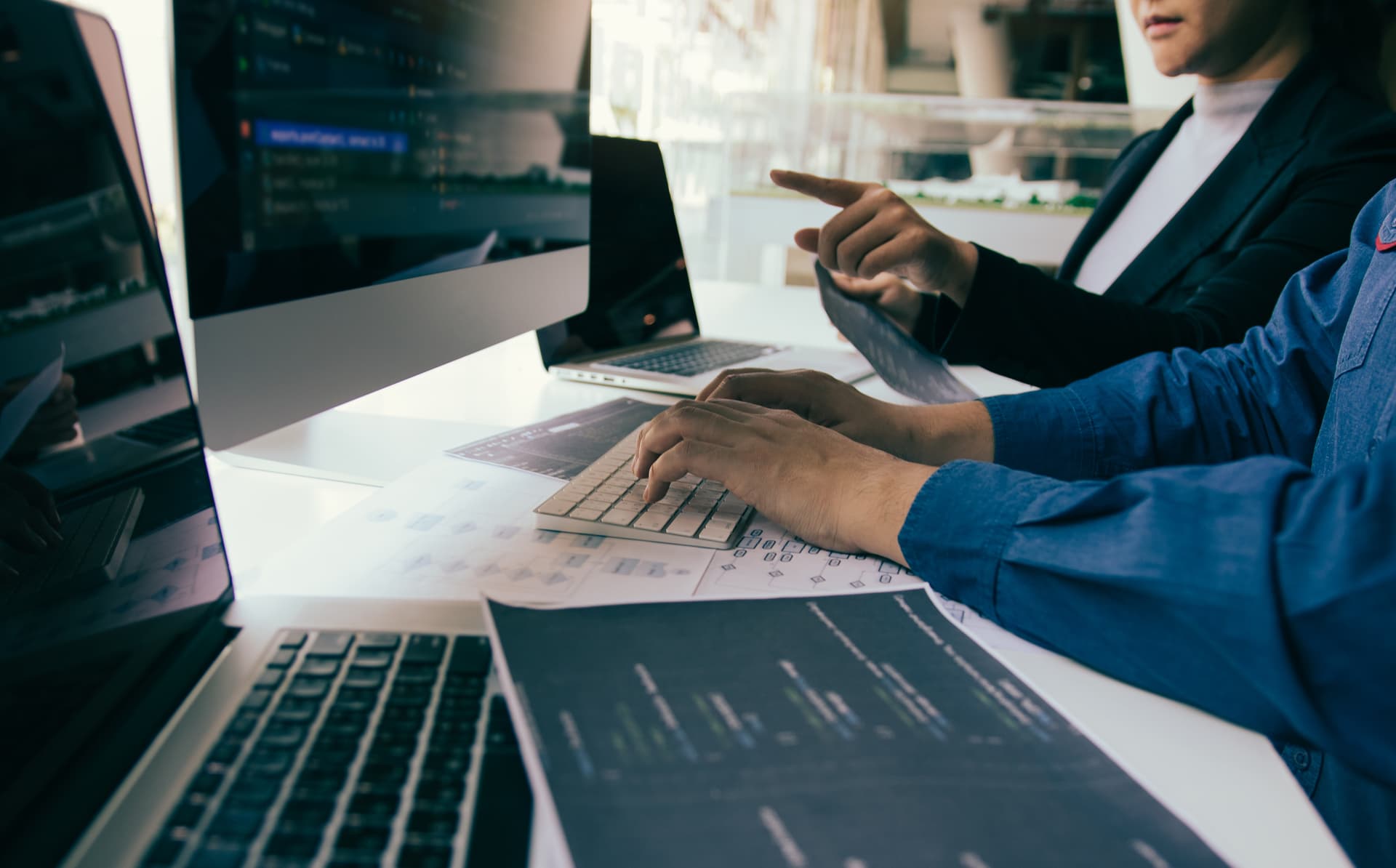 Equipe web collaborant sur un projet digital