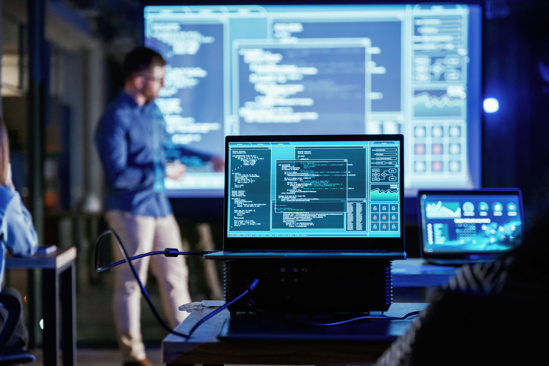 Formateur en stratégie web devant un écran de présentation