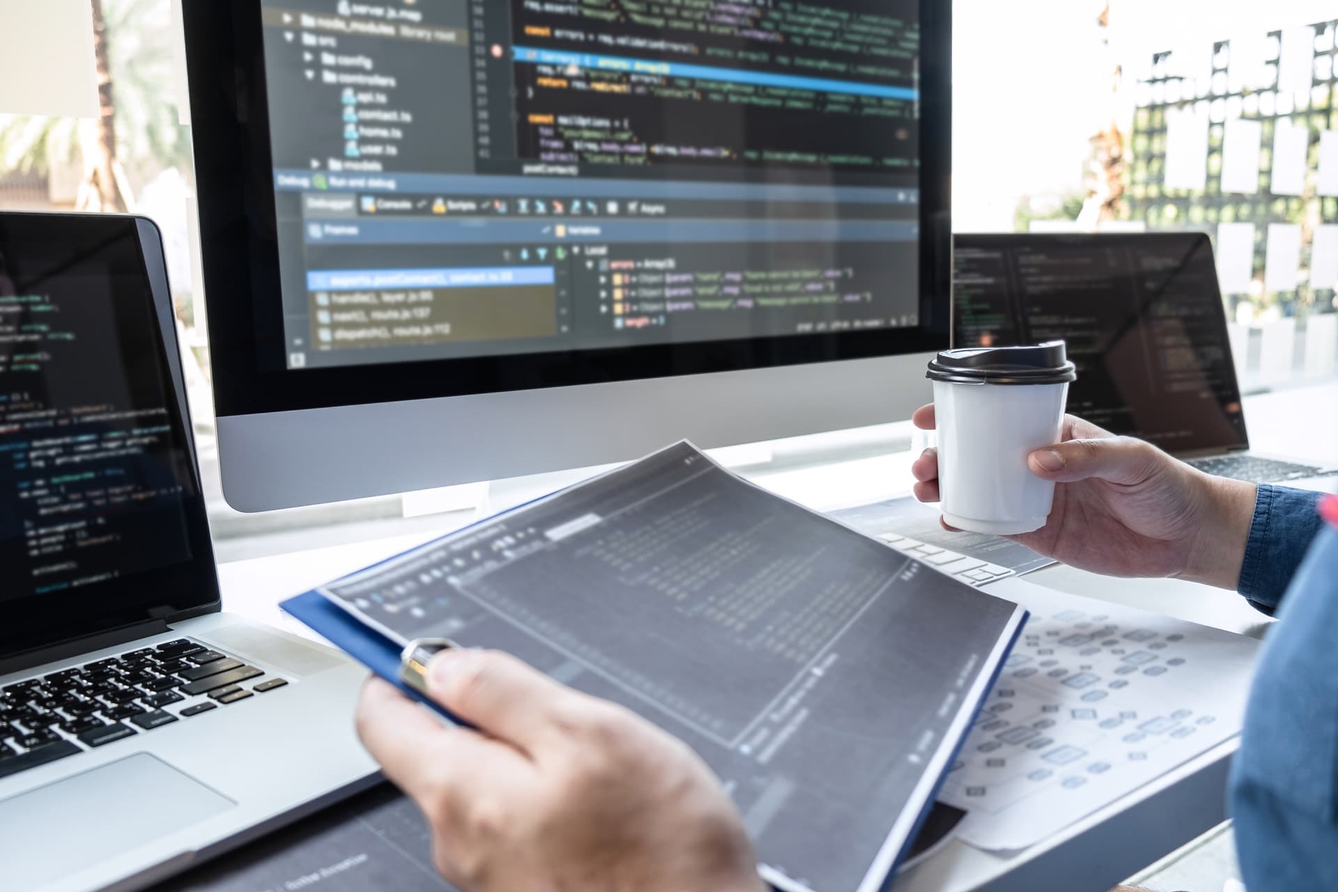 Développeur en train de travailler sur un projet web